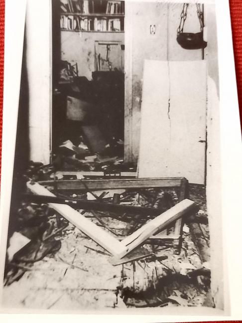 Puerta de la casa de Dussel después de la bomba