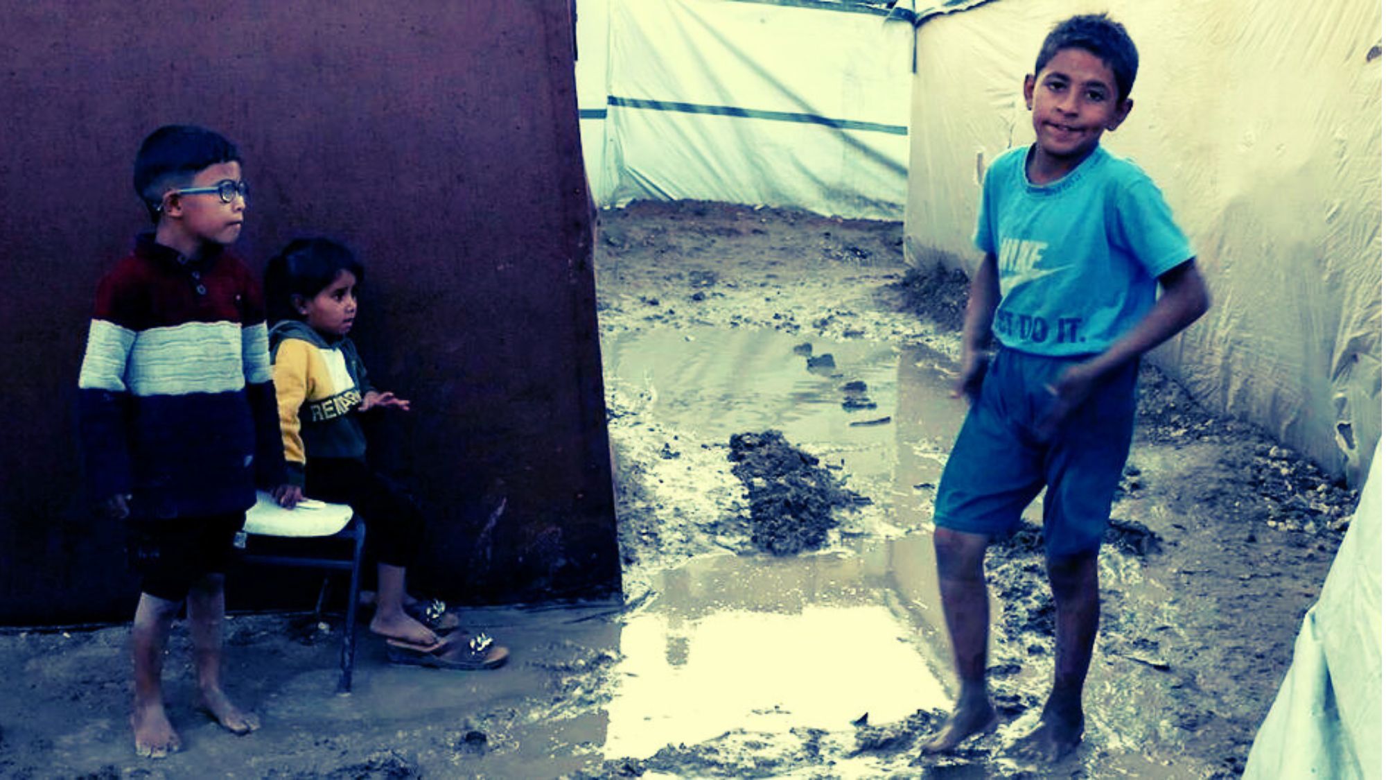 niños palestinos invierno